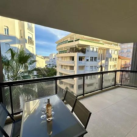 Azur, Moderne Et Proche Appartement